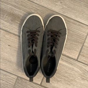 Boy’s dress sneakers size 5